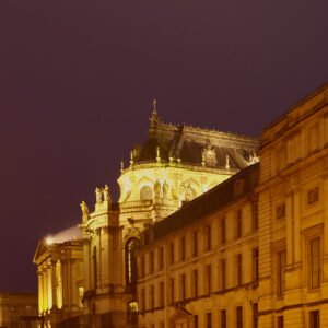 Limited edition of 5 photographs. A night stroll along the Palace of Versailles, where centuries meet beneath the same sky. The façade carries the memory of Louis-Philippe and his transformation of the palace into a museum; above it, the Royal Chapel rises, the last great project of Louis XIV. Tonight, history is given another life by the glow of electricity.