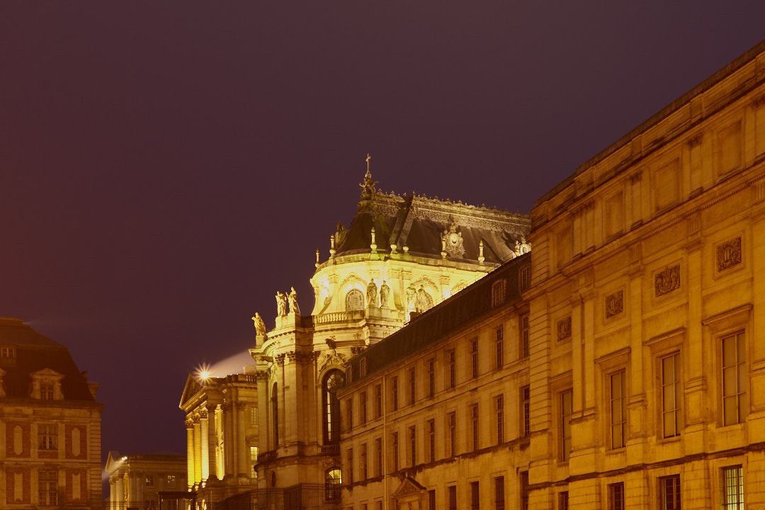 Limited edition of 5 photographs. A night stroll along the Palace of Versailles, where centuries meet beneath the same sky. The façade carries the memory of Louis-Philippe and his transformation of the palace into a museum; above it, the Royal Chapel rises, the last great project of Louis XIV. Tonight, history is given another life by the glow of electricity.